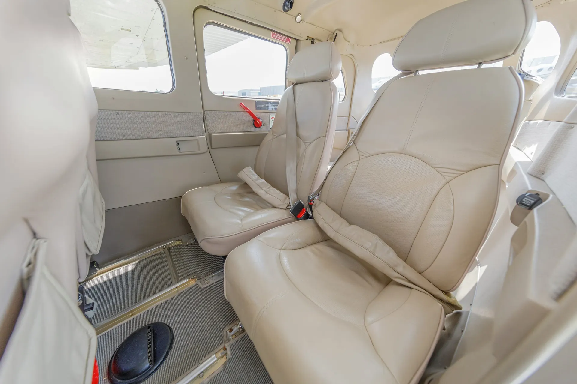 Lichte lederen stoelen in de cabine van een vliegtuig