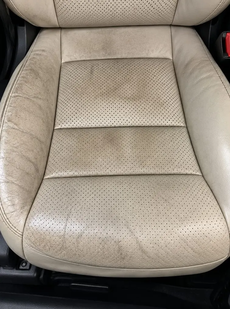 Lichte leren autostoel, voor de behandeling