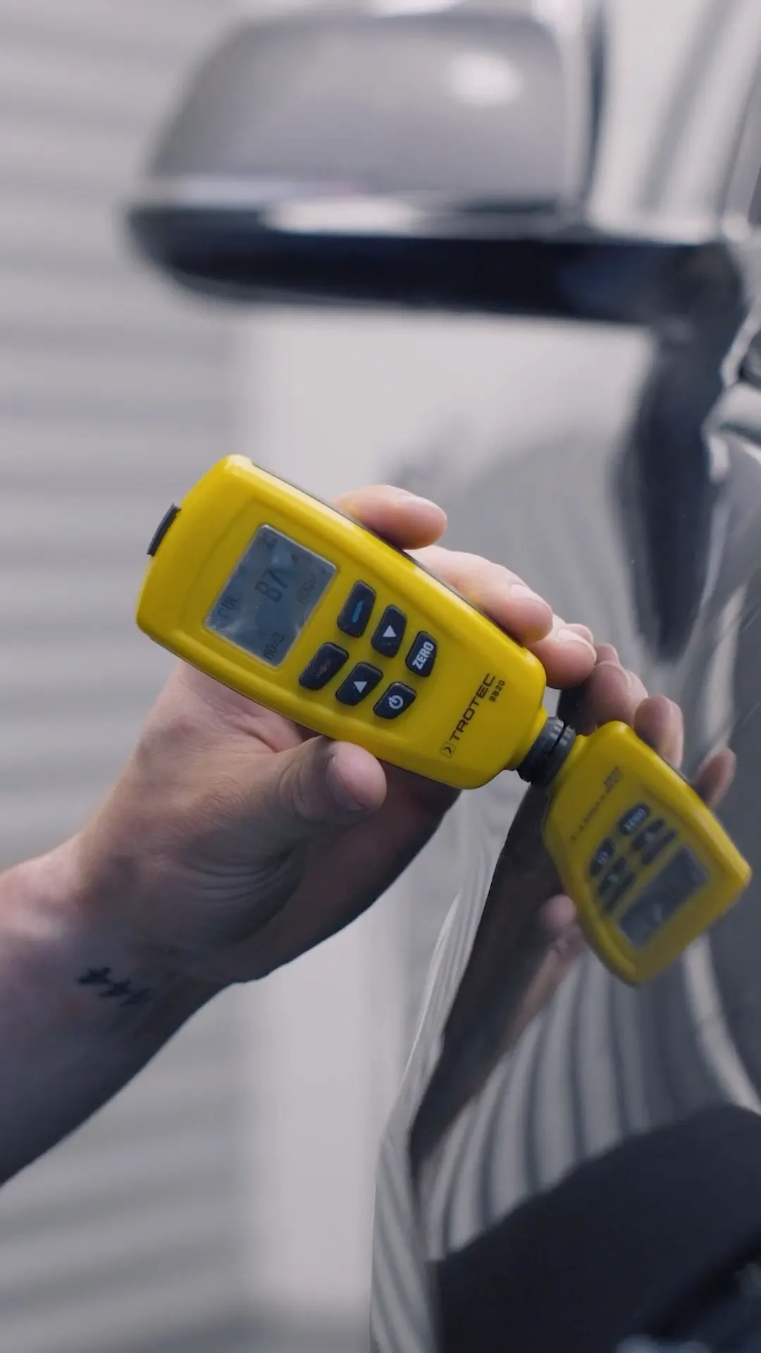 Laklaagdikte meten met een meter op het portier