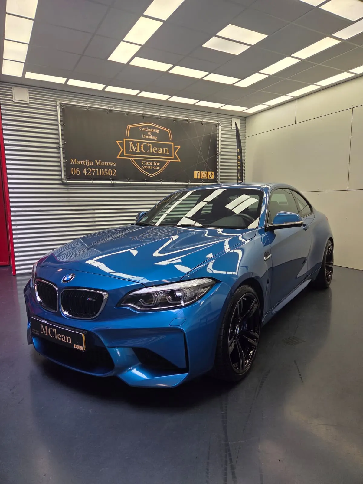 Blauwe BMW M2 onder de studioverlichting van MClean