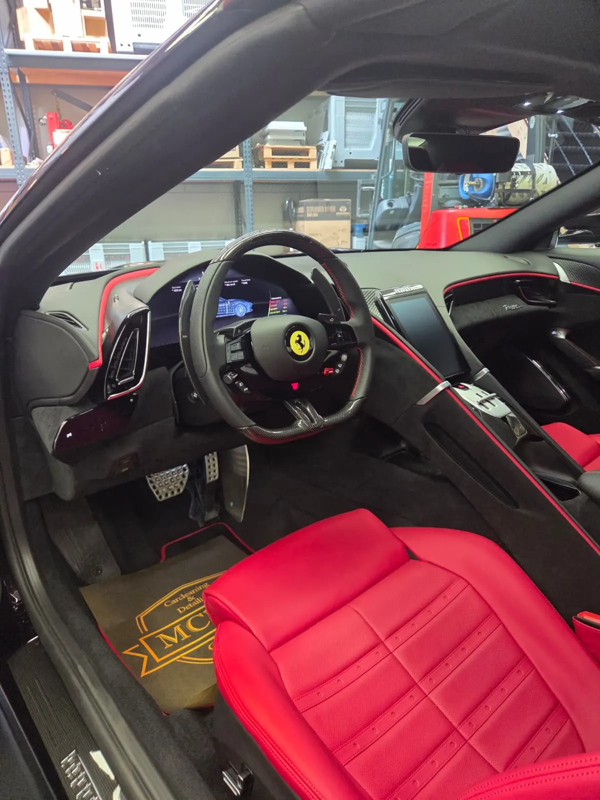 Rood lederen interieur van een Ferrari Roma Spider