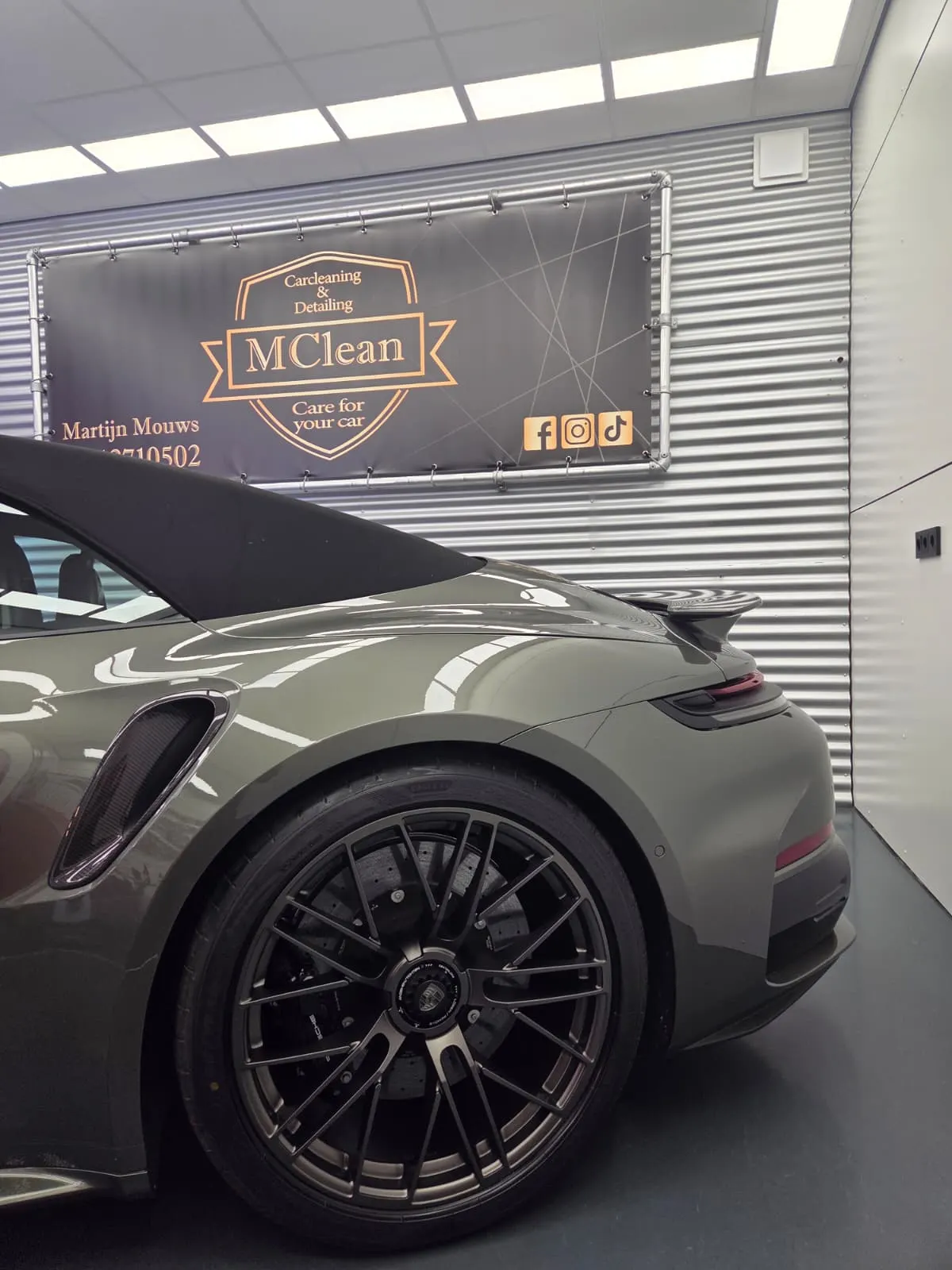 Achterzijde van een Porsche 911 Turbo Cabriolet voor de studiowand