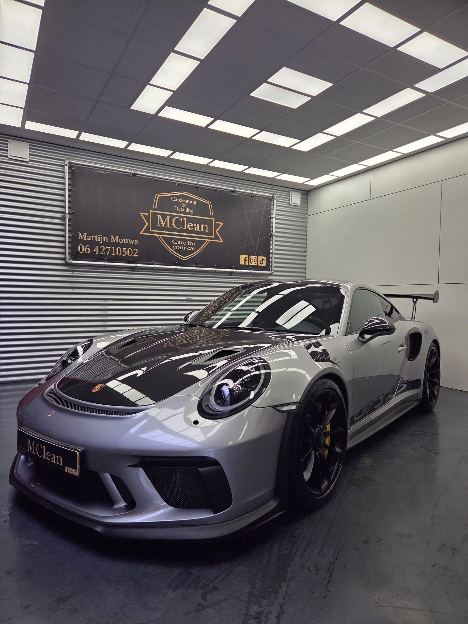 Porsche 911 GT3 RS onder de studioverlichting van MClean