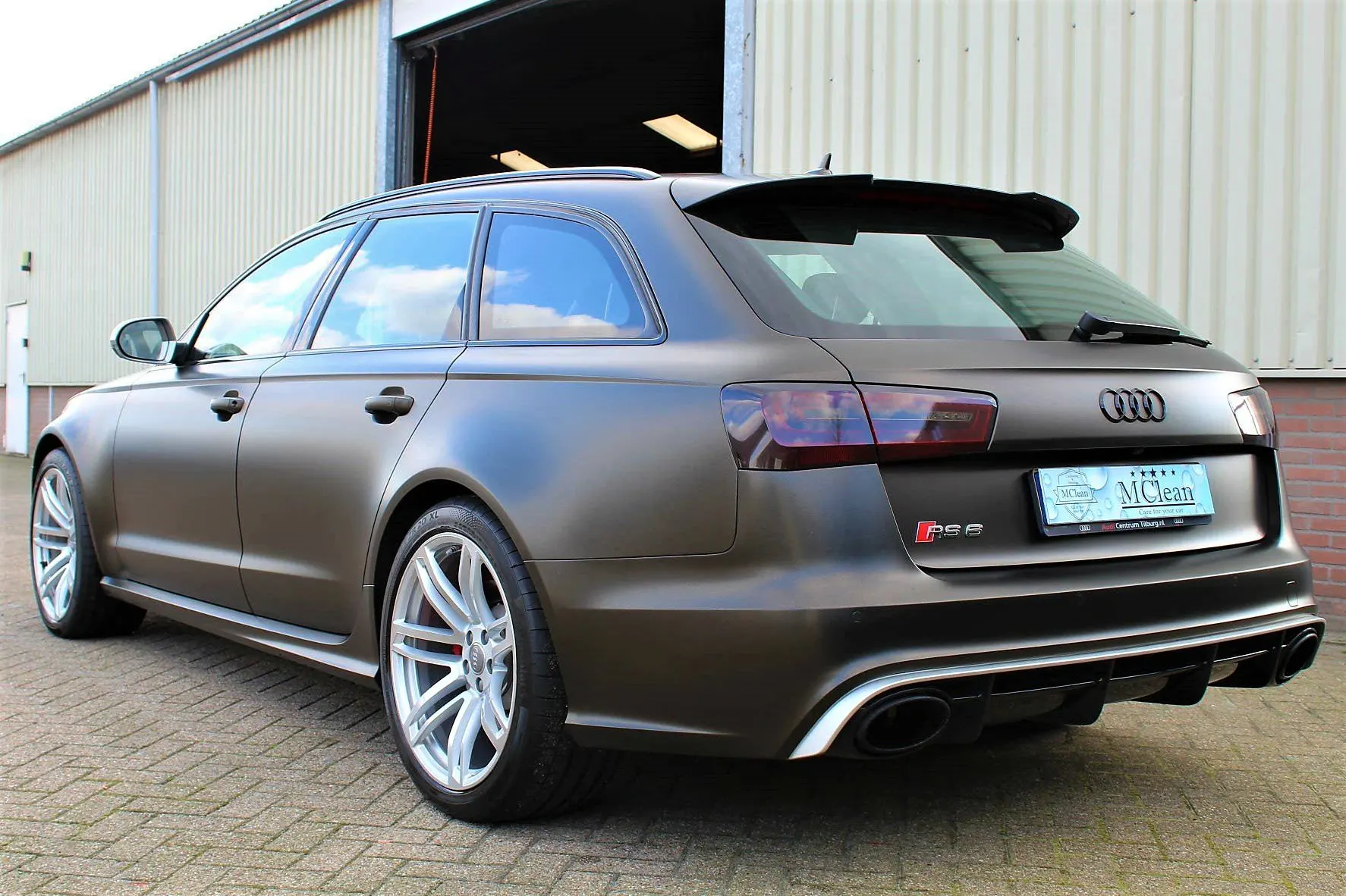 Audi RS6 Avant buiten bij de werkplaats