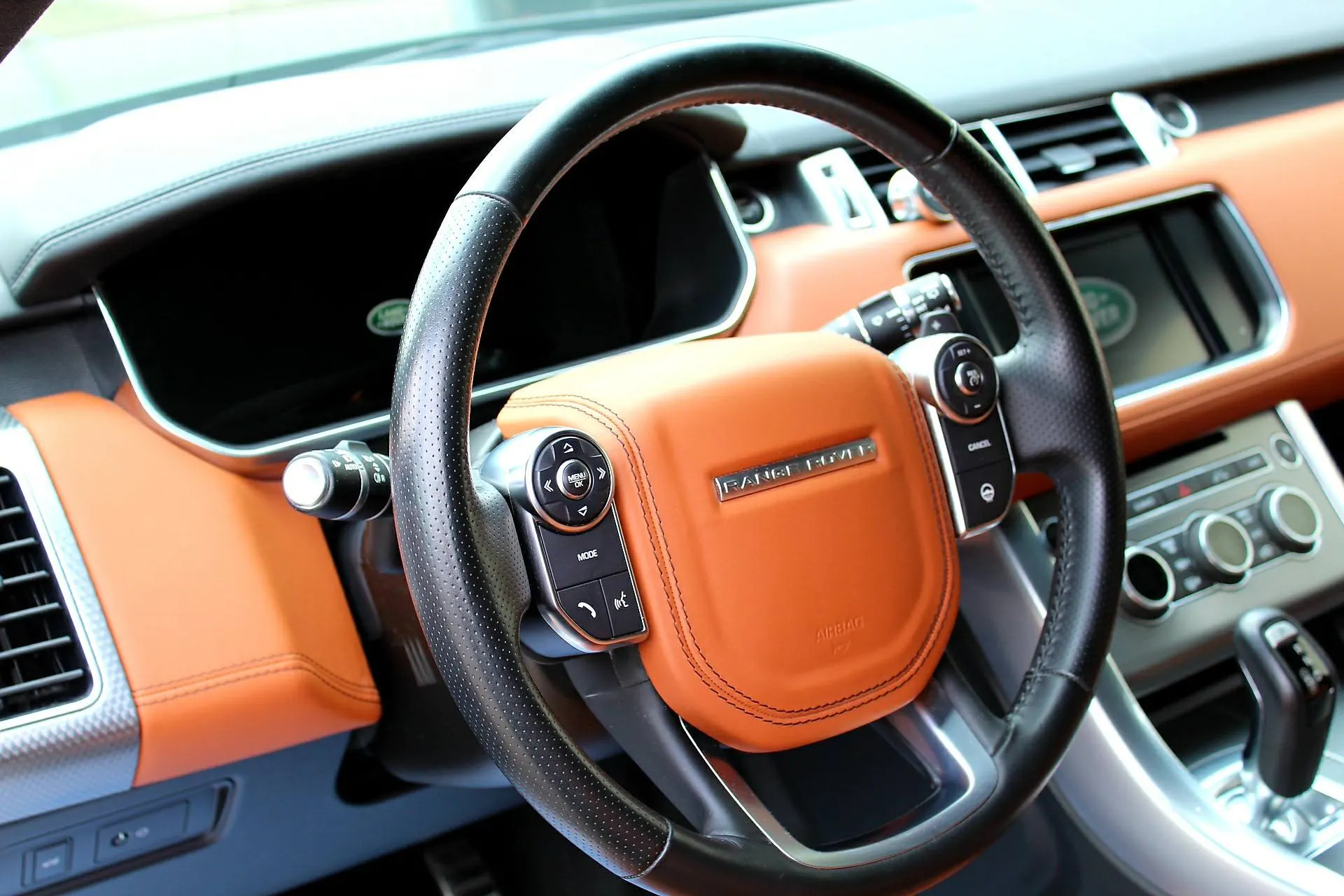 Interieur van een Range Rover met oranje leder